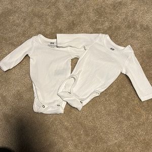 H&M 2pk long sleeve onesies 0-1 month